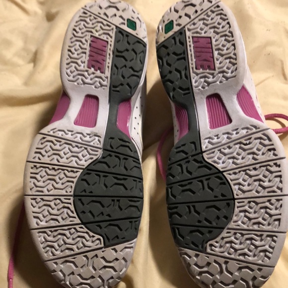 Women’s Nike’s - Picture 3 of 3